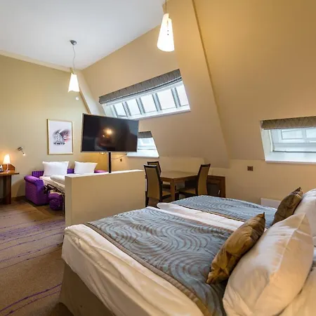 Merchants Crown And 5*