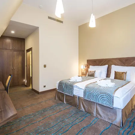 Merchants Crown And Hotell Prag