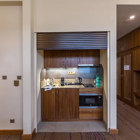 Merchants Crown Suites And Spa Hotel