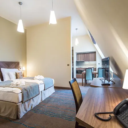 Merchants Crown And Hotel 5*