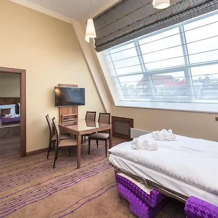 Merchants Crown And Hotell