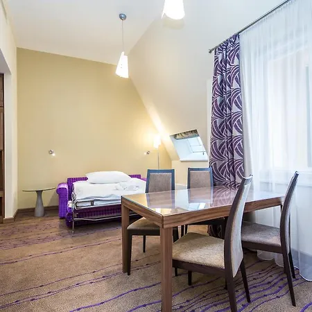 Merchants Crown Suites And Spa Hotel 5*
